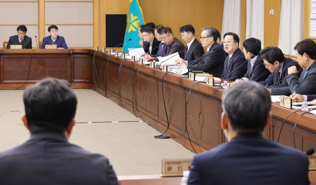 이장우 대전시장은 7일 대전시청에서 새해 첫 확대간부회의를 열고 ‘자영업자 및 소상공인 지원 예산 신속 집행’과‘예산 증액사업 정부안 1차 추경 반영’등을 주문했다. 대전시 제공