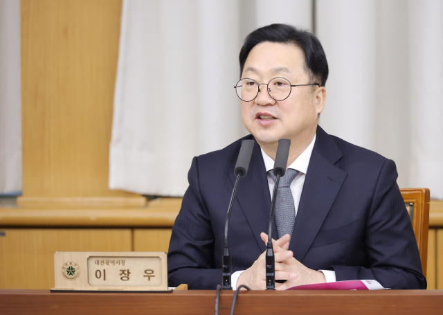 이장우 대전시장은 7일 대전시청에서 새해 첫 확대간부회의를 열고 ‘자영업자 및 소상공인 지원 예산 신속 집행’과‘예산 증액사업 정부안 1차 추경 반영’등을 주문했다. 대전시 제공