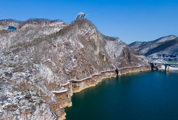 단양군 한국관광공사 대한민국 구석구석서 지난해 인기 검색 지역 전국 2위를 기록했다. 사진은 단양군 잔도와 만천하스카이워크 모습. 단양군 제공