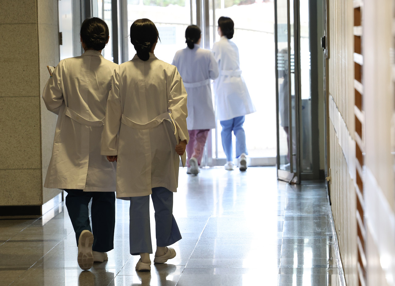 사진은 7일 서울 한 의과대학에서 의료 관계자들이 가운을 입고 이동하고 있다. 2025.1.7 사진=연합뉴스.
