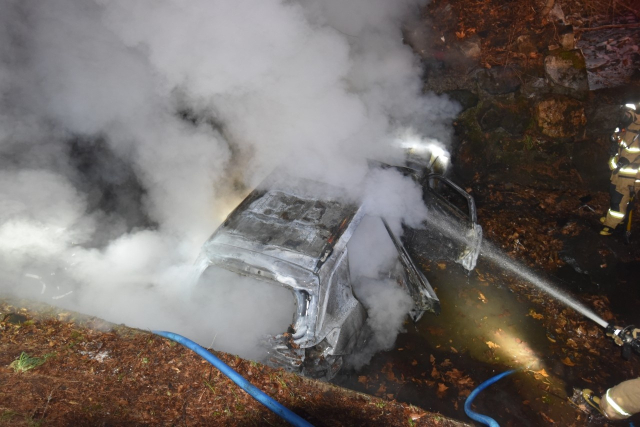 7일 오후10시6분경 대전 동구 하소동 만인산 3주차장 옆 계곡 아래에서 SUV 차량 1대가 추락해 화재가 발생한 가운데 소방 대원들이 화재를 진압하고 있다. 대전소방본부 제공