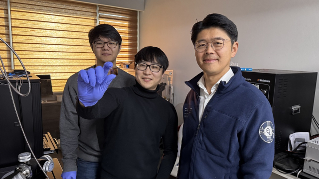 이정용 KAIST 전기및전자공학부 교수 연구팀이 콜로이드 양자점을 활용한 적외선 광자 흡수로 85배의 전자를 생성하는 아발란체 전자 증폭 기술을 개발했다. 왼쪽부터 김윤후 전기및전자공학부 박사과정, 김병수 정보전자연구소 박사, 이정용 교수. KAIST 제공