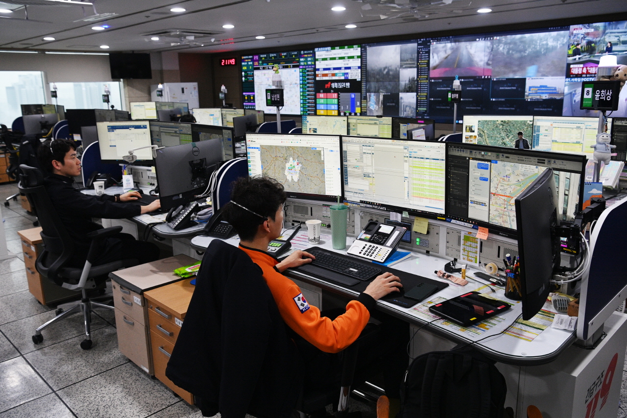 겨울철 차량 화재 사고가 증가하면서 화재 예방에 각별한 주의가 필요한 가운데 8일 대전 소방본부 119 종합상황실에서 소방대원들이 신고접수로 분주한 모습을 보이고 있다. 김주형 기자 kjh2667_@cctoday.co.kr