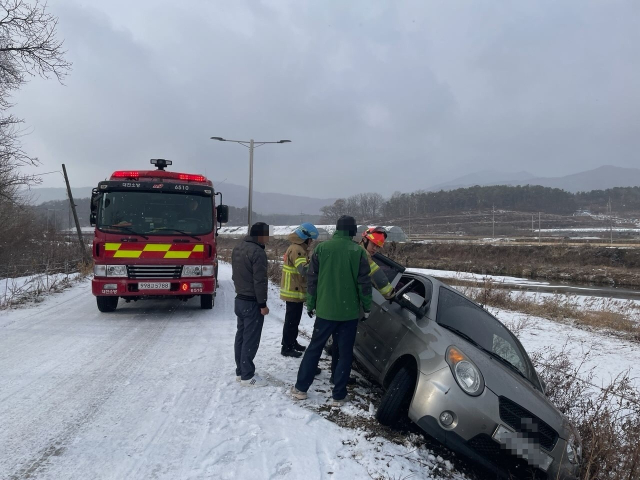 8일 오전 11시35분경 대전 유성구 용계동의 한 이면도로를 달리던 경차가 눈길에 미끄러져 비탈길로 추락하는 사고가 발생했다. 출동한 소방대원들이 탑승객을 구조하는 모습. 대전소방본부 제공