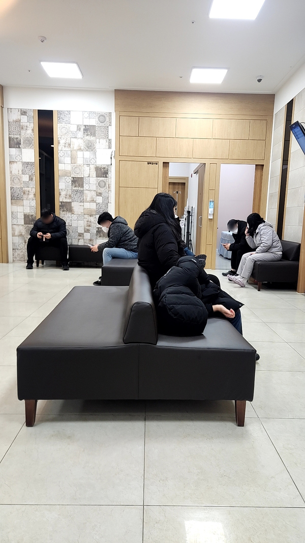 ▲ 8일 오전 독감 진료를 보는 청주의 한 의원급 병원에 진료를 받으러 시민들이 대기를 하고 있다. 기다리는 중 한 시민은 의자에 누워있다. 사진=송휘헌 기자