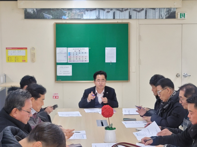 충주시 농업정책국 김광수 국장(가운데)이 을사년 새해를 맞아 8일 기자간담회를 열어 2030 충주농업 미래비전을 제시하고 세부 전략과 핵심과제를 설명하고 있다.사진=충주시