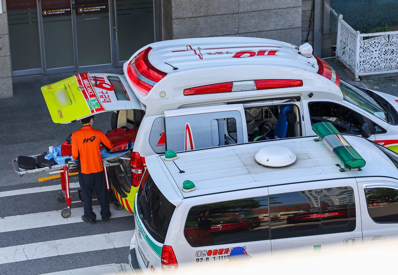시내 한 대학병원 권역응급의료센터 앞에 구급차들이 대기하고 있다. 사진=연합뉴스.