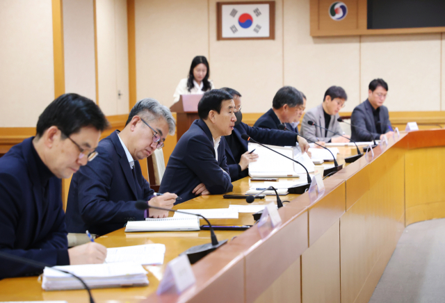 조길형 시장(왼쪽 세번째)은 9일 현안점검회의를 통해 2025년 중점 추진 시정운영 방향을 발표하고 시민과 소통하는 행정과 도시 경쟁력 강화 등 목표를 공유했다.사진=충주시