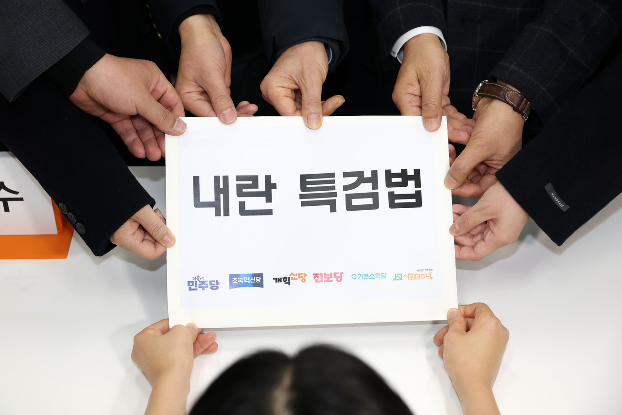 야6당 의원들이 9일 오전 서울 여의도 국회 의안과에서 내란 특검법을 제출하고 있다.2025.1.9 [공동취재] 사진=연합뉴스.