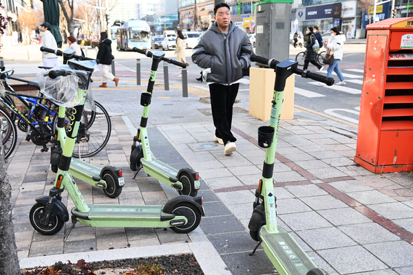 ▲ 9일 대전 서구 대덕대로의 인도에 전동킥보드가 무분별하게 주차되어 있어 이곳을 지나는 시민들에게 불편을 초래하고 있다. 김주형 기자 kjh2667_@cctoday.co.kr