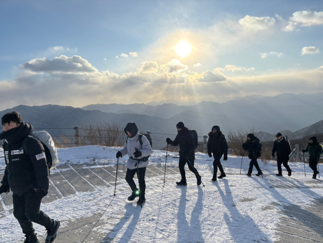 충주시남자단기청소년쉼터의 가정밖청소년들이 10일 소백산 등반에 도전하고 있는 모습.사진=충주시