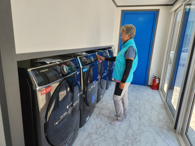 음성군이 노인 일자리 사업으로 진행하는 세탁방 모습. 음성군 제공