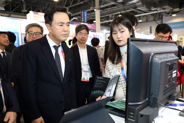 세계 최대 가전·IT(정보기술) 전시회 ‘CES 2025’ 행사장에서 김태흠 충남도지사가 기업관을 찾아 살펴보고 있다. 충남도 제공