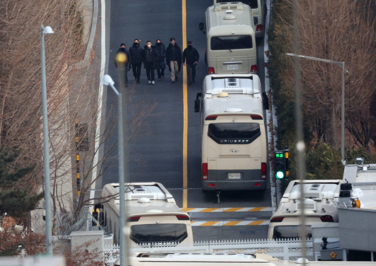 공수처와 경찰이 윤석열 대통령 2차 체포 영장 집행을 이번 주중에 시도할 것이라는 전망이 유력하게 거론되고 있는 가운데 12일 서울 용산구 한남동 대통령 관저 입구에서 경비인력으로 추정되는 사람들이 이동하고 있다. 2025.1.12 사진=연합뉴스.