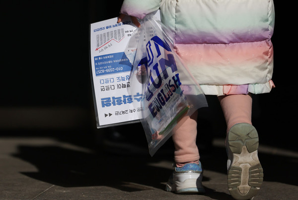 한 초등학교에 등교하는 학생. 사진=연합뉴스.