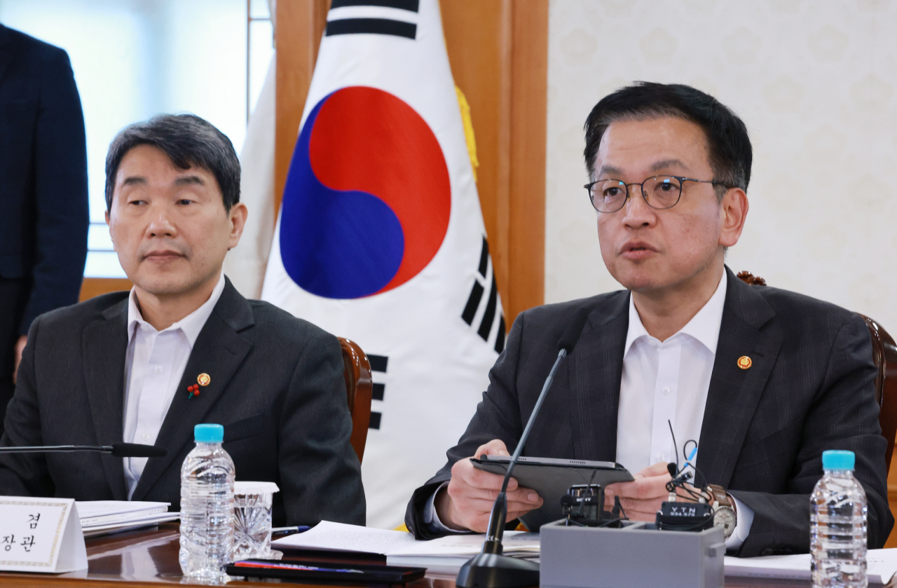 최상목 대통령 권한대행 부총리 겸 기획재정부 장관이 10일 정부서울청사에서 열린 '주요 현안 해법회의(사회1 분야)'에서 발언하고 있다. 최 권한대행 왼쪽은 이주호 사회부총리 겸 교육부 장관. 2025.1.10 사진=연합뉴스. 