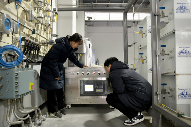 이정순 한국표준과학연구원 책임연구원(좌)과 김상우 표준연 박사후연구원(우)이 충주시 수소 버스충전소에 설치된 모니터링 장비를 점검하고 있다. 한국표준과학연구원 제공