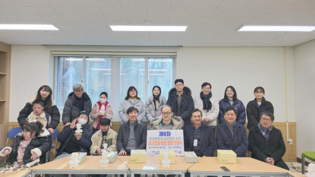 대전맹학교는 3D 프린터로 제작한 흉상 형태의 졸업앨범을 시각장애를 가진 졸업생 21명에게 전달했다. 대전시교육청 제공