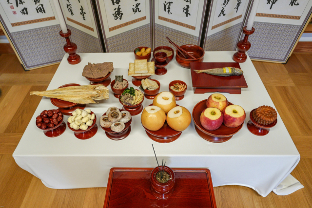 한국농수산식품유통공사(aT)가 설을 보름 앞두고 조사한 올해 설 차례상 차림 비용이 평균 20만 3349원으로 전년 대비 소폭(3.9%) 상승했다고 15일 밝혔다. aT 제공