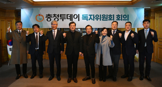 15일 본사 사옥에서 진행된 충청투데이 독자위원회 회의에서 박태건 위원장과 박신용 충청투데이 대표이사 사장을 비롯한 독자위원들이 기념촬영을 하고 있다. 김주형 기자 kjh2667_@cctoday.co.kr