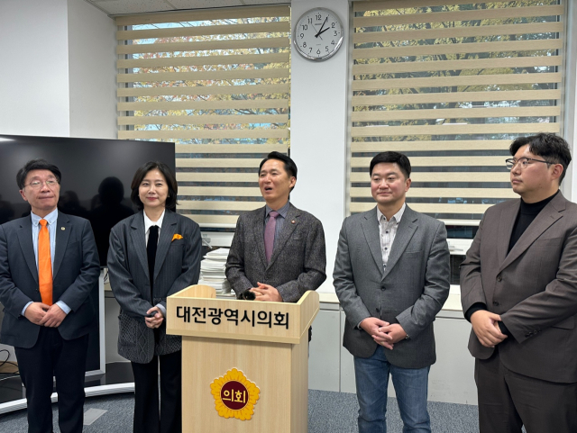[충청투데이 조사무엘 기자] 허은아 개혁신당 당대표(왼쪽 두 번째)와 권중순 대전시당위원장(왼쪽 세 번째) 등이 지난달 2일 대전시의회 기자실에서 기자간담회를 열고 있다. 사진=이심건 기자