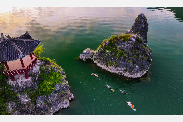 전국 여행 검색순위 2위 단양군의 매력 탐방이 이어지고 있다. 사진은 도담삼봉 모습. 단양군 제공