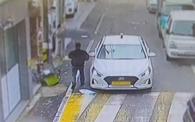 대전 동구 용전동 인근 골목길에서 A씨가 오른팔을 주행 차량 조수석 사이드미러에 일부러 갖다 대며 사고를 유발하는 모습. 대전동부경찰서 제공