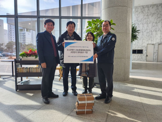 사단법인 월드브릿지가 '사랑의 책나눔' 행사를 개최하며 지역 교정시설에 총 1184권의 교양 도서를 기증했다. 월드브릿지 제공