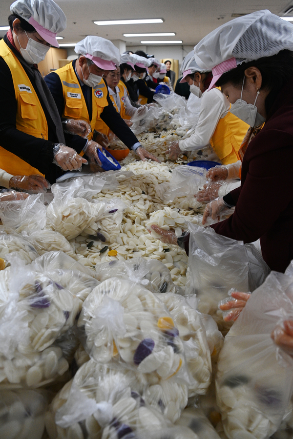 ▲ 16일 설 연휴를 앞두고 대전 서구청 다목적실에서 떡국 떡 나눔행사가 열려 서구 적십자봉사회 회원들이 떡국 떡을 포장하고 있다. 김주형 기자 kjh2667_@cctoday.co.kr