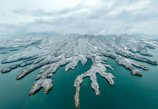 충주시 살미면 신당리 일원에서 바라본 악어봉 설경.사진=충주시
