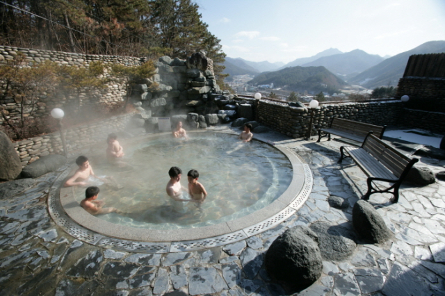 수안보 파크호텔 노천탕. 충주시 제공