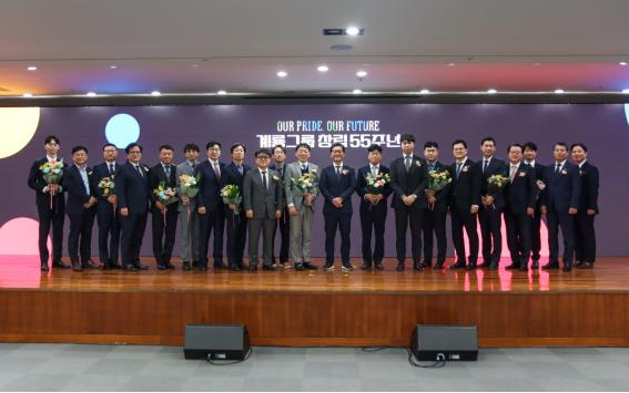 17일 계룡그룹 창립 55주년 기념식에서 이승찬 회장을 비롯한 경영진과 수상자들이 기념촬영을 진행하고 있다.