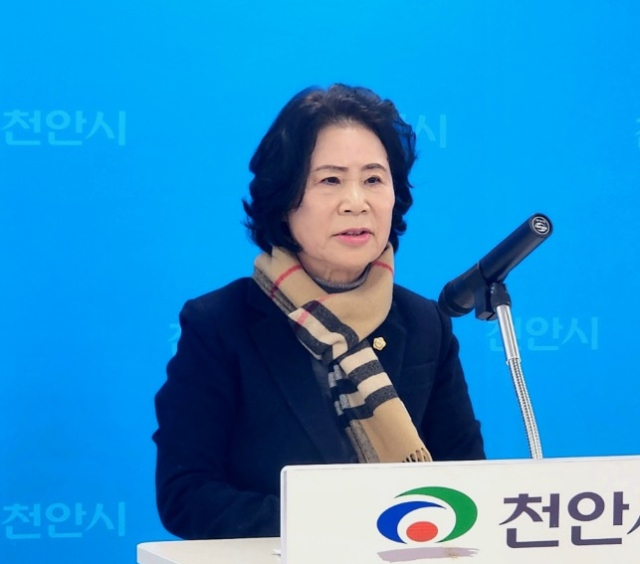 천안시의회 김행금(국민의힘·차선거구-청룡동) 의장이 지난 16일 오후 시청 브리핑실에서 긴급 기자간담회를 하고 있다.