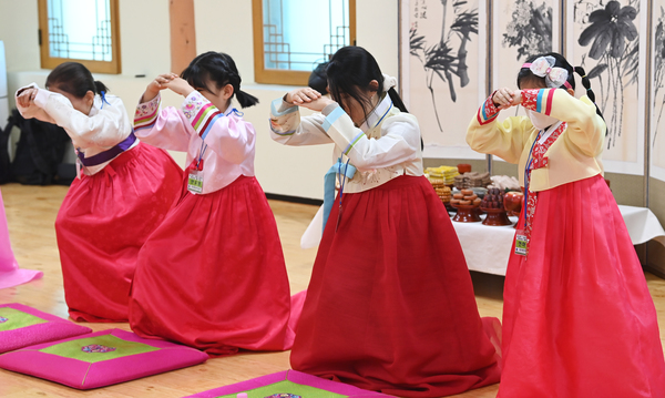 ▲ 우리 고유 최대 명절인 설을 앞두고 18일 대전평생학습관에서 설맞이 가족과 함께하는 세대공감 예절체험이 열려 가족들이 세배하는 법을 배우고 있다. 김주형 기자 kjh2667_@cctoday.co.kr