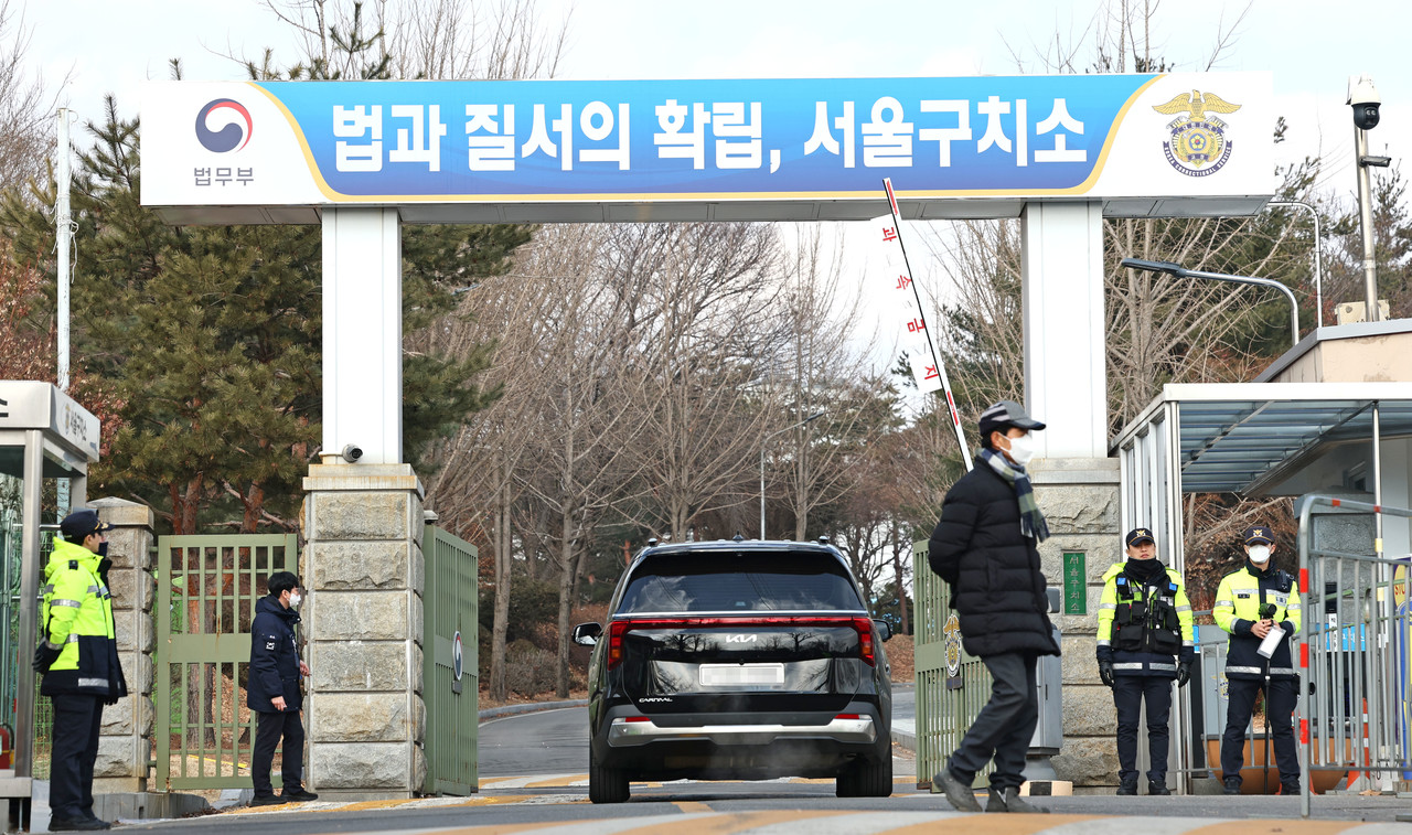 고위공직자범죄수사처가 내란 우두머리 및 직권남용 권리행사 방해 혐의를 받는 윤석열 대통령에게 출석 조사를 통보한 19일 오후 윤 대통령이 구속 수감 중인 경기도 의왕시 서울구치소 앞에 경찰이 근무를 서고 있다. 2025.1.19 사진=연합뉴스. 