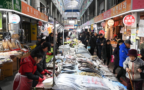 설 명절을 앞둔 19일 대전 동구 중앙시장에 장을 보러 나온 시민들과 상인들이 분주한 모습을 보이고 있다. 김주형 기자 kjh2667_@cctoday.co.kr