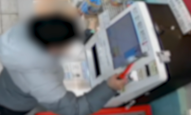 지난달 9일 오전 12시45분경 A군이 대전 중구 태평동 한 무인점포 키오스크를 망치로 내리치며 현금을 훔치려 하고 있다. 대전중부경찰서 제공