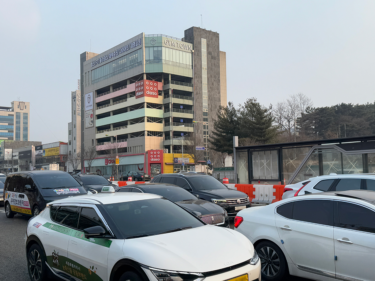 20일 오전 외삼네거리~유성복합터미널 BRT(간선급행버스) 연결도로 공사 현장 중 반석역 인근에서 극심한 교통정체가 빚어지고 있다. 사진=조사무엘 기자.