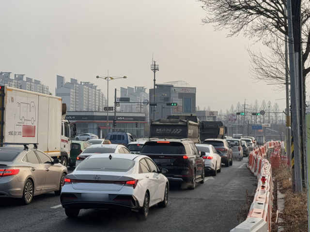 20일 오전 외삼네거리~유성복합터미널 BRT(간선급행버스) 연결도로 공사 현장 중 장대삼거리 구간 인근에서 극심한 교통정체가 빚어지고 있다. 사진=조사무엘 기자.