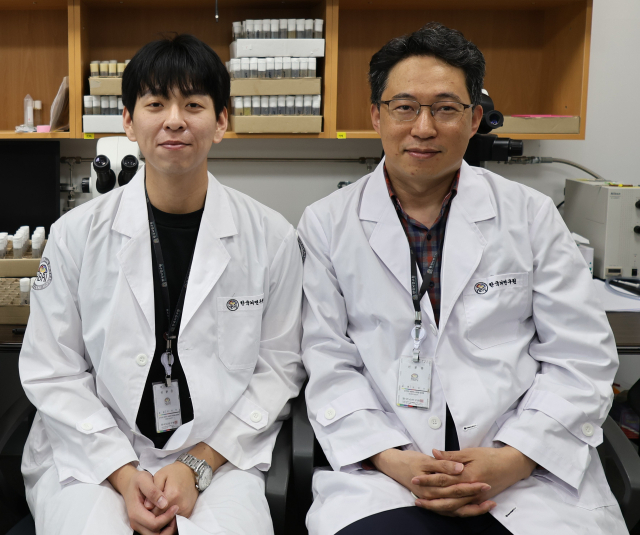 왼쪽부터 이민혁 한국뇌연구원 박사후 연수연구원, 강경진 책임연구원. 한국뇌연구원 제공