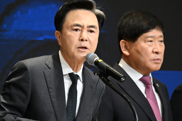 김태흠 지사는 21일 도청 대회의실에서 김동일 보령시장을 비롯한 15개 시군 단체장 또는 부단체장과 기자회견을 열고, 연매출 1억 원 미만 영세 소상공인 1명 업체당 50만 원 씩 지원하는 내용을 골자로 한 소상공인 경영 회복 지원 계획을 발표했다. 충남도 제공