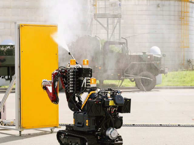 한국원자력연구원의 암스트롱 로봇이 방사능 방재 훈련을 하고 있다. 한국원자력연구원 제공