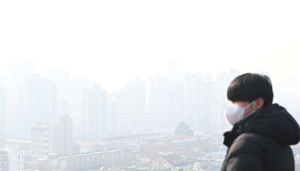 ▲ 미세먼지 농도가 ‘나쁨’ 수준을 보인 21일 대전 동구 대동 하늘공원에서 바라본 도심이 뿌옇게 보이고 있다. 김주형 기자 kjh2667_@cctoday.co.kr