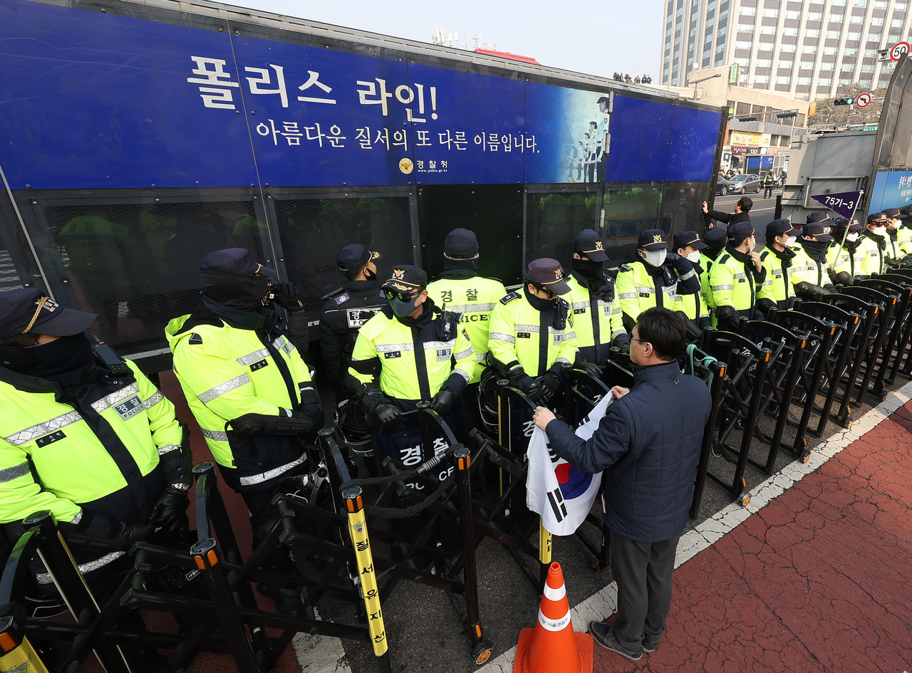 윤석열 대통령의 탄핵심판 3차 변론이 열리는 21일 서울 종로구 헌법재판소 앞 안국역 사거리 일대에서 경찰이 출입을 통제하고 있다. 2025.1.21 사진=연합뉴스.