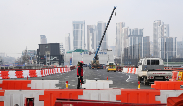 오는 24일 부터 유등교 가설 교량이 부분 개통되는 가운데 22일 대전 유등교 가설 교량이 완성되어 가고 있다. 김주형 기자 kjh2667_@cctoday.co.kr