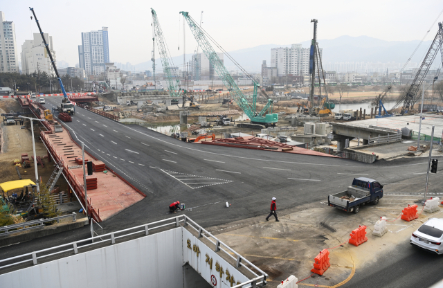 오는 24일 부터 유등교 가설 교량이 부분 개통되는 가운데 22일 대전 유등교 가설 교량이 완성되어 가고 있다. 김주형 기자 kjh2667_@cctoday.co.kr