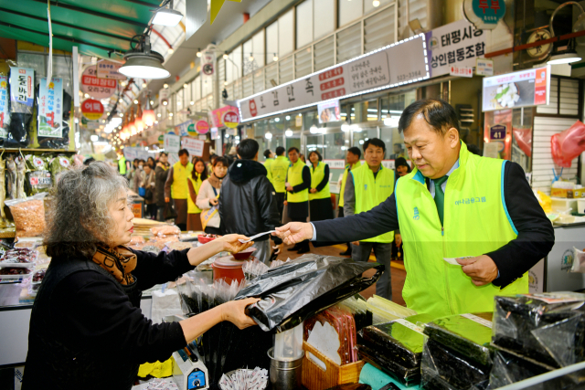 하나은행 충청영업그룹은 지난 20일부터 지역 전통시장을 차례로 방문하며 지역경제 활성화를 위한 ‘설명절맞이 장보기행사’를 펼치고 있다. 하나은행 제공