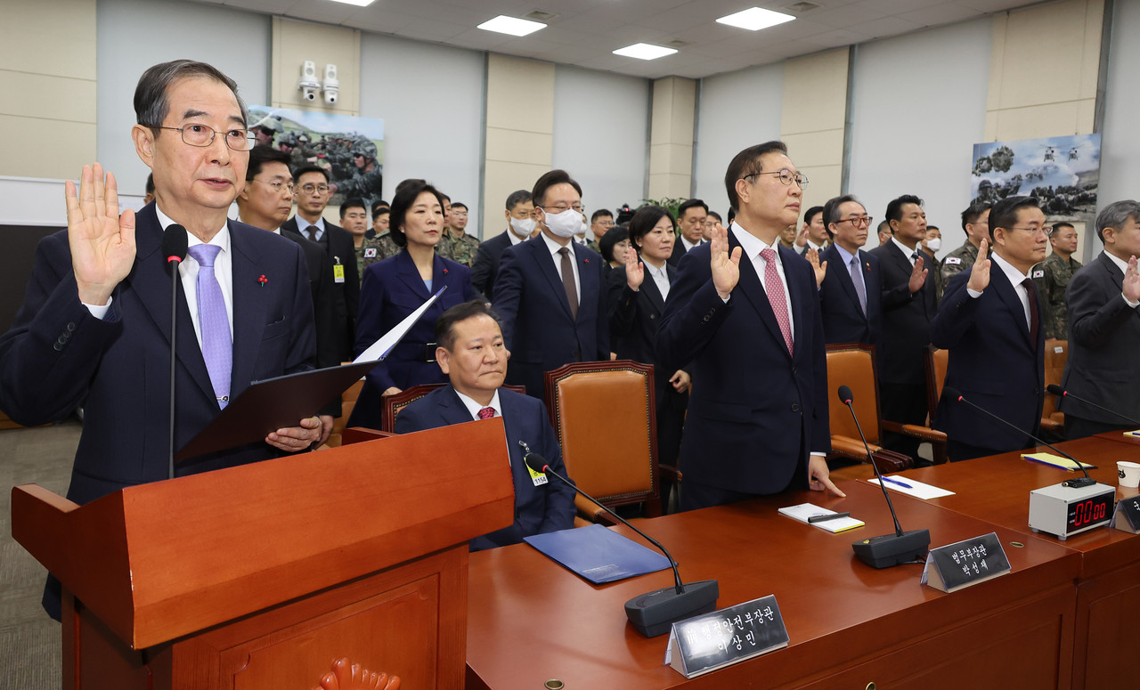 22일 국회에서 서울 여의도 열린 '윤석열 정부의 비상계엄 선포를 통한 내란 혐의 진상규명 국정조사 특별위원회' 1차 청문회에서 한덕수 국무총리 등 출석한 증인들이 선서하고 있다. 2025.1.22 사진=연합뉴스.