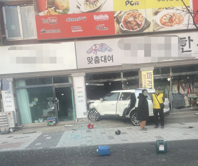 23일 오전 8시37분경 대전 서구 갈마동 갈마네거리 인근에서 20대 A씨가 몰던 SUV 차량이 상가로 돌진하는 사고가 발생했다. 독자 제공