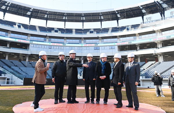 ▲ 23일 대전 한화생명 볼파크에서 준공을 앞두고 현장설명회가 열려 김제선 중구청장을 비롯한 중구청 관계자, 문창·부사시장 상인회, 모범운전자회 등 참석한 내빈들이 공사 현장을 둘러보고 있다. 김주형 기자 kjh2667_@cctoday.co.kr